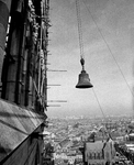 82382 Afbeelding van het verwijderen van de voor restauratie bestemde klokken van het carillon van de Domtoren ...